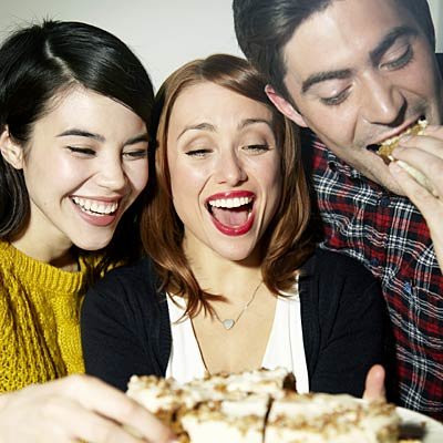 Đói khi tụ tập: Ăn uống với bạn bè và gia đình đông người là một điều tốt vì đồ ăn có tác dụng kết nối mọi người với nhau. Bạn có thể tận dụng thời gian gặp gỡ bạn bè để đi bộ hay đi mua sắm thay vì ăn một bữa thật no.