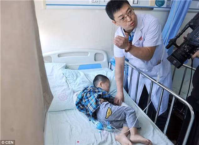 Tuy nhiên đến ngày 8/6/2016, tình trạng của bé có vẻ không đỡ khi vết đỏ trên cổ tay sưng phồng lên to hơn trước. Khi tiến hành hút nước ở vết sưng và mổ, các bác sĩ đã vô cùng choáng váng khi thấy một chiếc chun vòng đang ăn vào phần thịt trên cổ tay của Longlong. 