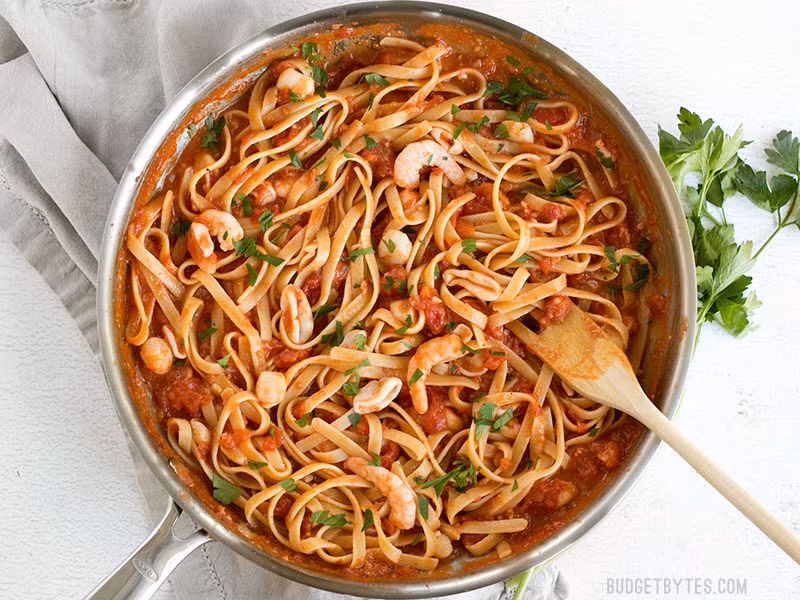 Rắc một nắm lá mùi tây băm nhỏ lên mì Ý hải sản cho thơm. (Nguồn ảnh: BB)