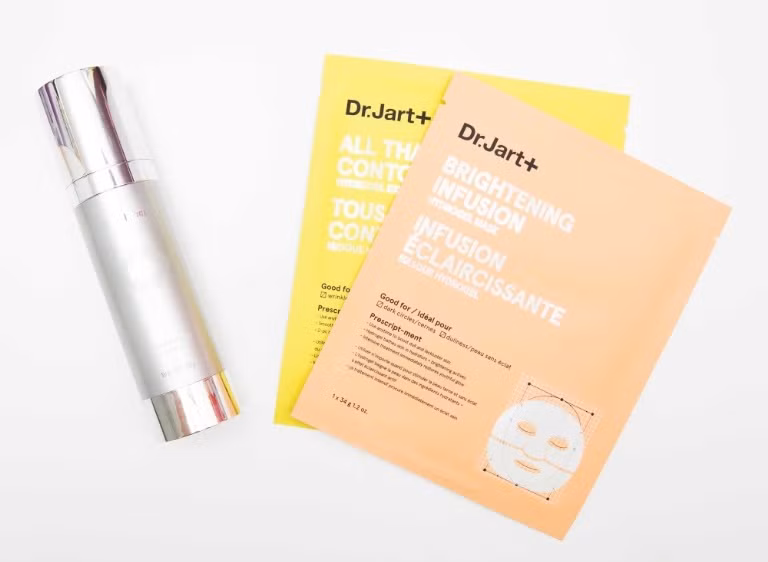 Đắp mặt nạ cấp nước dạng gel trước khi đi ngủ rồi để qua đêm vì ban đêm da tái tạo và bong tróc rất tốt. Để tăng hiệu quả của mặt nạ, trước khi đắp mặt nạ nên bôi một lớp serum có chứa axit hyaluronic. 