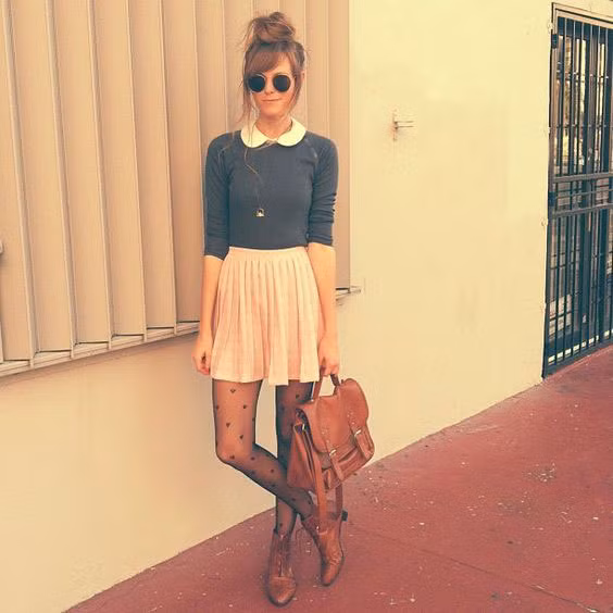 Nếu trời vẫn quá lạnh và bạn không muốn đi chân không, chỉ cần mặc váy xếp nếp với một đôi tất. Bạn nên chọn những đôi tất có một chút họa tiết. một chiếc áo cổ peter-pan, một đôi giày oxford cho có vẻ vintage.