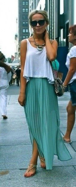 Nếu sợ váy maxi xếp nếp có vẻ rườm rà quá, hãy đơn giản bớt đi bằng cách mix với một chiếc áo sát nách dáng rộng và xăng-đan đế bệt.