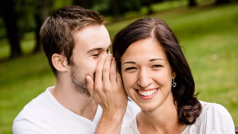 Vậy một giọng nói gợi cảm có thu hút bằng một khuôn mặt hay hình thể hấp dẫn? Hiệu quả của một giọng nói lôi cuốn khiến “con kiến trong lỗ cũng phải bò ra” đương nhiên là mạnh mẽ hơn hiệu quả của hình thể hấp dẫn với điều kiện đánh giá riêng lẻ. Hay nói cách khác là nếu bạn chỉ nghe thấy giọng của một người nào đó, bạn thấy bị hấp dẫn nhiều hơn là khi tiếp xúc trực tiếp để cảm nhận cả hai ưu thế. Cả sự hấp dẫn bằng mắt và bằng tai đều đóng vai trò rất quan trọng trong ấn tượng ban đầu. 