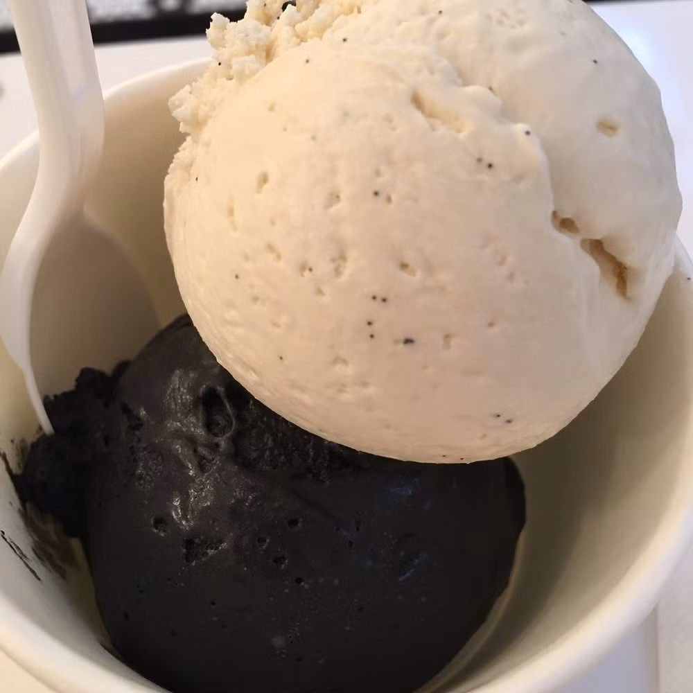 Nhưng liệu ăn kem làm bằng than hoạt tính có tốt cho sức khỏe hay không. Một vài người nói răng than hoạt tính có tính năng giải độc cho cơ thể. Thành phần này bó buộc các độc tố lại trong dạ dày ruột và giúp thải loại các chất không cần thiết. Than hoạt tính còn được cho vào nước và nước hoa quả để thải độc, thậm chí còn được dùng để chữa ngộ độc thực phẩn hoặc dùng thuốc quá liều. 