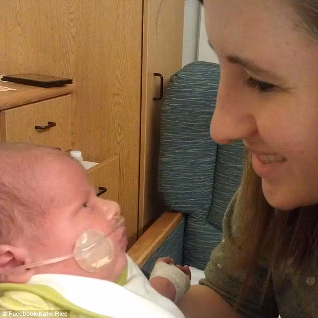 Khối u được hình thành trong màng bọc xung quanh tim và nếu không xử lý thì em bé sẽ bị chết lưu trong bụng mẹ. Bác sĩ có thể tiến hành hút bớt chất lỏng xung quanh khối u để tiến hành cắt bỏ khối u sau khi em bé chào đời nhưng phương pháp này cũng rất nguy hiểm và em bé có thể không qua khỏi. 