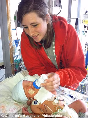 Chỉ vài tuần sau khi xác định khối u, ca phẫu thuật kéo dài 3 tiếng gồm bác sĩ khoa tim, bác sĩ phẫu thuật, bác sĩ chẩn đoán hình ảnh và bác sĩ khoa nhi đã diễn ra. Một bác sĩ cho biết họ đã gây mê rồi rạch thành bụng vào sâu trong tử cung để cắt bỏ khối u bằng quả nho đang đè lên tim thai nhi. 