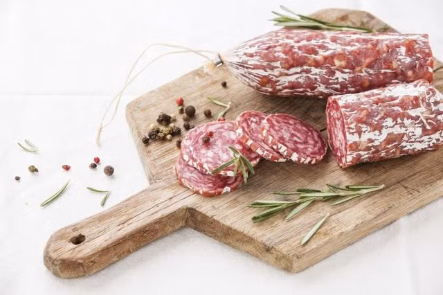 Các loại thịt chế biến sẵn như xúc xích, thịt xông khói…không chỉ chứa rất nhiều muối mà còn chứa nhiều chất béo bão hòa gây nghẽn mạch máu. Ngoài ra còn có nitrats khiến da mất nước và lão hóa. Do vậy, cần ăn những loại protein chất lượng cao như thịt gà, cá hồi và cá ngừ.