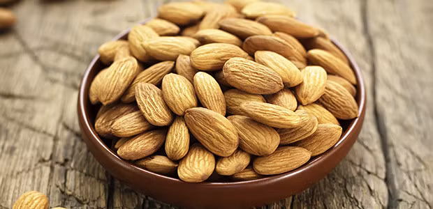 Sự lựa chọn thông minh để bạn vừa giảm căng thẳng vừa giữ được đường cong chữ S là ăn các loại hạt có vị mặn vì ngoài muối, thực phẩm này còn giàu chất béo tốt cho sức khỏe, có tác dụng làm giảm cholesterol và giảm nguy cơ mắc các bệnh tim mạch. Đối với những món như dưa chuột, cà rốt hay cà chua, bạn cũng có thể chấm thêm một chút muối khi ăn sống. 