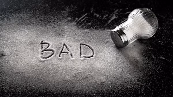 Theo chỉ dẫn về chế độ ăn uống từ năm 2015-2020 dành cho người Mỹ, tổng lượng muối tiêu thụ tối đa nên là 2.300mg/ngày. Nếu bị huyết áp cao thì cần giảm xuống, tối đa không quá 1.500mg/ngày. 