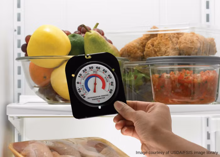 Khi tủ lạnh quá ấm, bạn sẽ thấy bên trong thành tủ bị đọng nước, nghĩa là không khí trong tủ lạnh đã bị chuyển từ khí thành nước và thực phẩm ở ngăn dưới sẽ bị ảnh hưởng nhiều nhất. Nếu nhiệt độ quá lạnh, bạn sẽ thấy mặt trong phía sau tủ lạnh bị đóng thành tuyết. Nhưng điều này cũng có thể là do cửa tủ lạnh không đóng chặt khiến không khí bên ngoài lọt vào. 