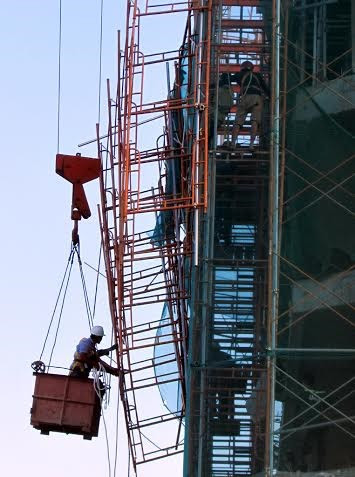 Tháo dỡ các giàn giáo bị đổ. Đến 17h30 ngày 6/6, lưu thông trên đường Trần Phú đã bảo đảm an toàn.