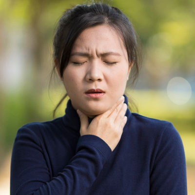 Viêm xoang thường gây khò khè và thở gấp. Nhưng ở những người bị hen phế quản thì ho khan kéo dài chưa phải là triệu chứng duy nhất. Cơn ho thường nặng hơn vào buổi tối, trong khi hoặc sau khi tập thể dục vì lúc này bạn hít phải không khí lạnh hoặc khi tiếp xúc với dị ứng nguyên. 