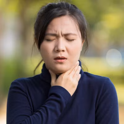 Viêm xoang thường gây khò khè và thở gấp. Nhưng ở những người bị hen phế quản thì ho khan kéo dài chưa phải là triệu chứng duy nhất. Cơn ho thường nặng hơn vào buổi tối, trong khi hoặc sau khi tập thể dục vì lúc này bạn hít phải không khí lạnh hoặc khi tiếp xúc với dị ứng nguyên. 