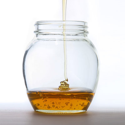 Nếu muốn cảm thấy dễ chịu hơn khi bị ho, ngoài thuốc ho có chứa bạc hà thì còn có thể dùng mật ong hoặc xông hơi để đường hô hấp được thông thoáng. Ngoài ra còn có thể uống cà phê vì chất caffein là một chất dãn phế quản, có tác dụng làm dịu hơn ho. (Nguồn ảnh: health)