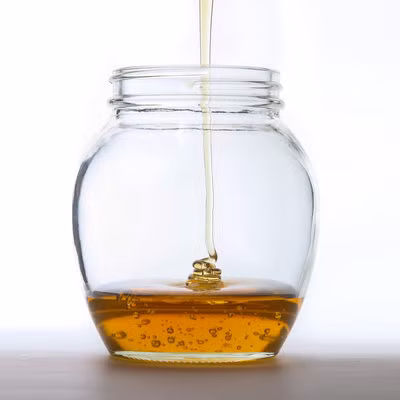 Nếu muốn cảm thấy dễ chịu hơn khi bị ho, ngoài thuốc ho có chứa bạc hà thì còn có thể dùng mật ong hoặc xông hơi để đường hô hấp được thông thoáng. Ngoài ra còn có thể uống cà phê vì chất caffein là một chất dãn phế quản, có tác dụng làm dịu hơn ho. (Nguồn ảnh: health)