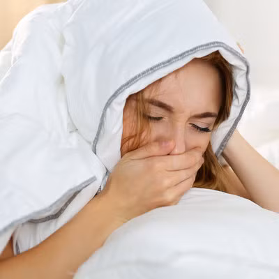 Thỉnh thoảng cơn ho có thể là dấu hiệu của một số bệnh nghiêm trọng hơn như bị viêm hô hấp lan tới phổi khiến túi khí ở phổi chứa đầy mủ, gây khó thở, khi ho cảm thấy có dịch và bị đau. Chỉ trong vài ngày nếu không được điều trị kịp thời có thể gây nguy hiểm. 