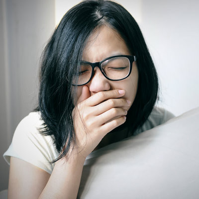 Khoảng 25% trường hợp ho lâu không khỏi là do trào ngược dạ dày thực quản hay còn gọi là trào ngược axit. Khi axit trào ngược lên thực quản, đầu dây thần kinh bị kích thích gây ho kéo dài. Vì vậy nếu thấy bị ho sau khi ăn, khi đi ngủ buổi tối hoặc khi thức dậy vào buổi sáng, ho kèm theo khàn giọng thì có thể là bạn đang bị bệnh trào ngược thực quản. 