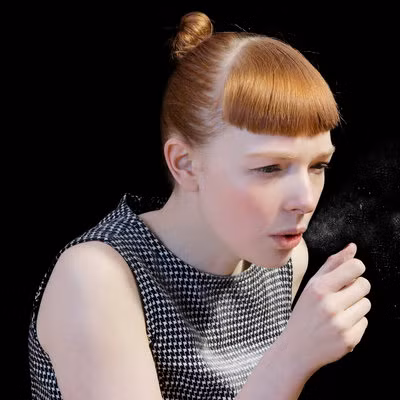 Ho gà là một bệnh lây và đang quay trở lại một số nước trên thế giới. Điều đáng nói là bạn vẫn có thể bị ho gà dù đã tiêm vắc xin vì hiệu quả bảo vệ suy yếu theo thời gian. Khi bị ho gà có thể dùng kháng sinh để làm nhẹ các triệu chứng và chống lây lan. Điều này rất quan trọng vì bệnh có thể gây ốm nặng hoặc thậm chí tử vong ở trẻ em. 