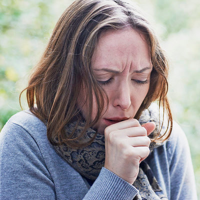 Nếu bị ho kéo dài (ho khan hoặc ướt) trên 8 tuần thì có thể bạn đang bị chảy dịch mũi sau – chất nhầy tích tụ ở xoang và chảy xuống phần sau của cổ họng gây ngứa. Triệu chứng của chảy dịch mũi sau là sổ mũi hoặc xung huyết, thường xuyên hắng giọng hoặc ho. 