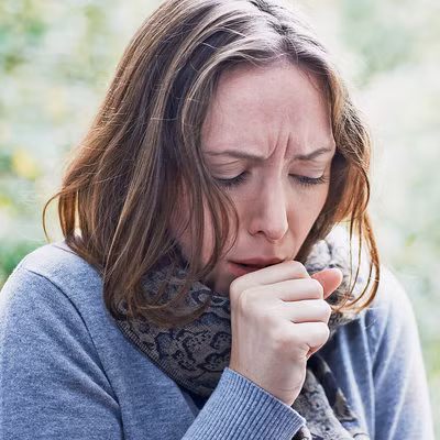 Nếu bị ho kéo dài (ho khan hoặc ướt) trên 8 tuần thì có thể bạn đang bị chảy dịch mũi sau – chất nhầy tích tụ ở xoang và chảy xuống phần sau của cổ họng gây ngứa. Triệu chứng của chảy dịch mũi sau là sổ mũi hoặc xung huyết, thường xuyên hắng giọng hoặc ho. 