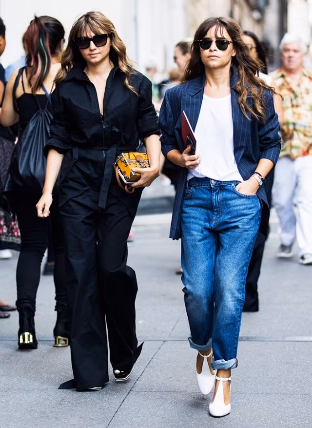 Nhiều cơ quan công sở không cho nhân viên mặc quần jean và áo phông đến văn phòng. Không sao, miễn là bạn có một đôi giày cao gót và một chiếc áo vest khoác ngoài.