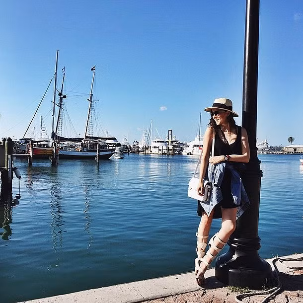 Dù bạn đi du lịch ở những nơi nắng nóng, đừng ngại mang theo áo khoác jean. Bạn có thể buộc quanh eo hoặc khoác lên vai để làm trang phục tránh nóng.