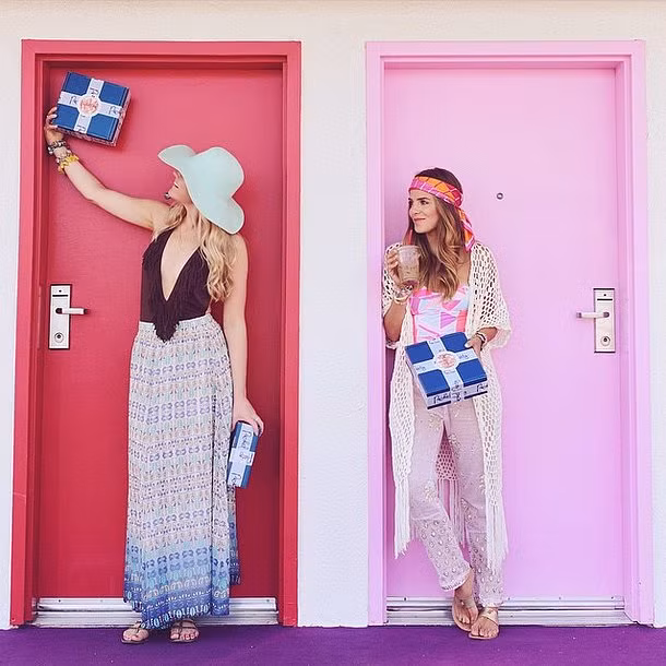 Đừng quên những món đồ dành cho tóc. Bạn chọn khăn làm băng đô quấn đầu hay mũ fedora đều được, nhưng bộ trang phục của bạn sẽ không thể hoàn chỉnh nếu thiếu phụ kiện tóc.