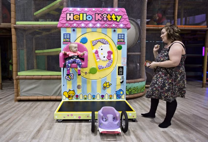 Ông Brad Moore rất tự hào về cô con gái nhỏ của mình vì không ngờ bé có thể thích nghi với hoàn cảnh, học hỏi mọi thứ như một đứa trẻ bình thường mặc dù phải dùng 2 bánh xe thay cho đôi chân. 