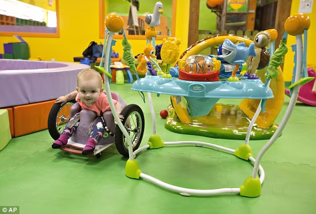 Vì không thể cắt bỏ khối u nên bé đã phải trải qua 8 đợt hóa trị. Nhưng khi bệnh tình thuyên giảm thì bố mẹ bé là Kim và Brad Moore nhận được hung tin khiến hai vợ chồng hết sức đau khổ: khối u chèn lên đốt xương sống T4 khiến phần thân từ cánh tay bé Evelyn bị liệt vĩnh viễn. 