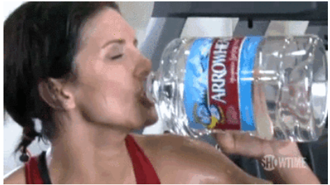 Theo ý kiến của bác sĩ thì giải pháp sau một buổi tối quá chén là uống thật nhiều nước vì đồ uống có cồn khiến cơ thể mất nước, bạn cần phải uống nước để bổ sung lại số nước đã mất. Ngoài nước thì nên bổ sung các chất chống oxy hóa hoặc uống bổ sung magie. 