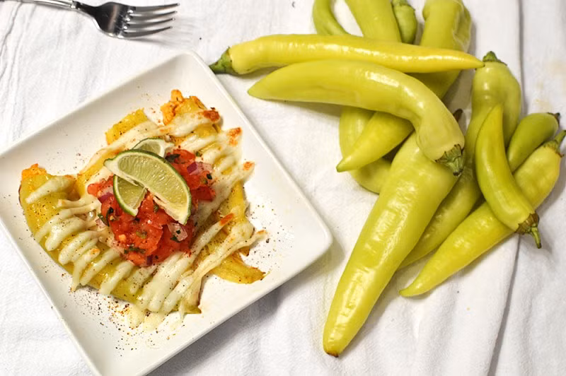 Ớt chuông nhồi xúc xích: Đây là món ăn sẽ khiến những người thích ăn cay mê mẩn vì được làm từ loại ớt chuông nhỏ. Đầu tiên nướng qua ớt chuông đến khi cỏ thể bóc hết vỏ ớt. Xúc xích lột vỏ băm nhỏ rồi chiên sơ qua. Sau đó trộn xúc xích với kem phô mai và phô mai bào, rắc thêm một ít muối và tiêu rồi nhồi hỗn hợp này vào trong quả ớt. Để nguội khoảng 5 phút, khi ăn cắt dọc. 