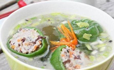 Canh ớt chuông nhồi thịt: Thịt nạc rửa sạch, thái nhỏ rồi băm thật nhỏ, trộn với giò sống cho thật đều, Tiếp tục trộn đều hỗn hợp này với mộc nhĩ, nấm rơm, cà rốt, hành tỏi băm nhỏ. Nếu thích ăn cay có thể cho thêm ớt sừng băm nhỏ. Trộn thật đều, tiếp tục dùng thìa quết thật kỹ để phần nhân của món canh ớt chuông nhồi thịt thơm ngon đúng chuẩn. Có thể sử dụng nước sôi hoặc nước dùng để nấu canh, thời gian nấu khoảng 10-15 phút cho đến khi thịt chín là được. 