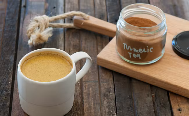 Nếu bạn thức dậy và thực sự cần thải độc cho cơ thể hoặc bạn cần một thứ gì đó sau một ngày mệt nhọc, một cốc trà nghệ sẽ giúp bạn làm điều đó. Bạn có thể tự làm trà nghệ từ các nguyên liệu như bột nghệ, bột cỏ ngọt, bột quế. Có thể thêm một chút bột gừng nếu muốn. Khi uống pha 2 thìa hỗn hợp bột với nước nóng và cho thêm sữa. 