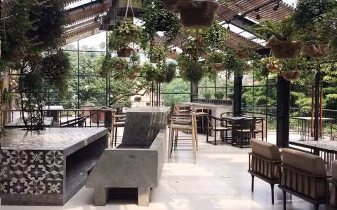 Ưu đàm chay: Quán ăn chay ngon này nằm ở vị trí khá đắc địa gần Hồ Tây với không gian rộng rãi thanh tịnh, đồ ăn ở đây được đánh giá khá ngon và đẹp mắt. 