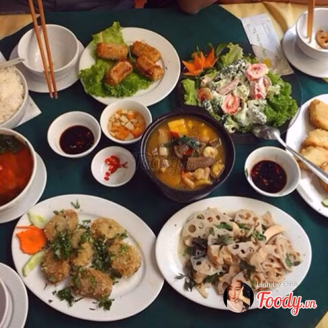 Cơm chay nàng Tấm nằm trên phố Trần Hưng Đạo với không gian khá thanh tịnh. Một phần ăn giá 60k khá ngon và đủ no. 