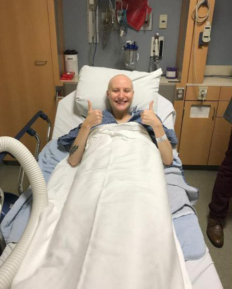 Cô đã thay ảnh avatar với thân hình bốc lửa của mình bằng một tấm ảnh nằm trên giường bệnh để hóa trị. Bên dưới một tấm ảnh khác cô viết: “Ung thư khiến tôi cảm thấy như được ban phước, điều này không phải ai cũng hiểu được”. (Nguồn ảnh: The Sun)