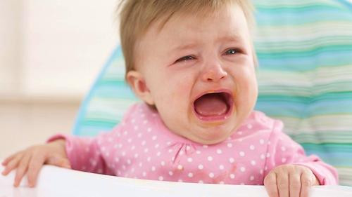 Một lý do khác là khi trẻ lớn hơn thì trí tưởng tượng tăng lên khiến trẻ hay hình dung ra những sinh vật đáng sợ. Cách giải quyết trong vấn đề này là ngồi cạnh trẻ và nói cho trẻ biết bạn đang ở cạnh nhưng không được tương tác sâu hơn. Dần dần dãn xa khoảng cách với trẻ cho đến khi trẻ quen (Ảnh: Newskidcenter) 