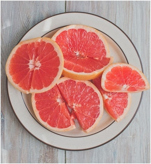 Bưởi là loại quả chứa ít calo có chứa ít calo có thể giúp làm giảm chứng thèm ăn khi đang đói. Bưởi nhiều nước và cũng nhiều chất xơ nên có thể giúp dạ dày hết cồn cào. Có thể dùng bưởi làm sinh tố hoặc trộn salad. Bưởi còn được biết đến như một loại quả thúc đẩy sự trao đổi chất. 