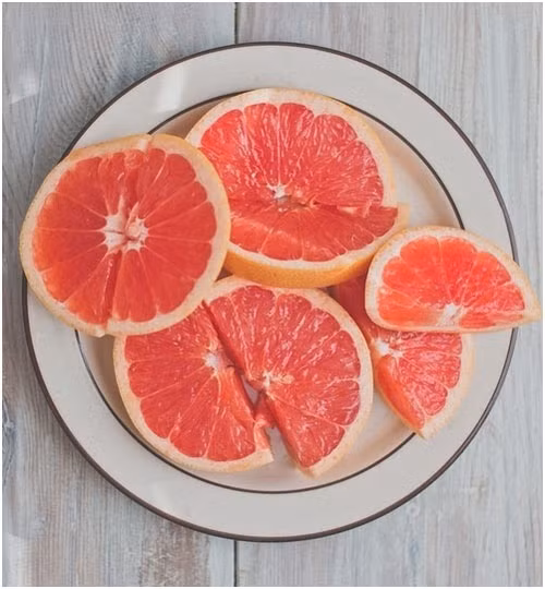 Bưởi là loại quả chứa ít calo có chứa ít calo có thể giúp làm giảm chứng thèm ăn khi đang đói. Bưởi nhiều nước và cũng nhiều chất xơ nên có thể giúp dạ dày hết cồn cào. Có thể dùng bưởi làm sinh tố hoặc trộn salad. Bưởi còn được biết đến như một loại quả thúc đẩy sự trao đổi chất. 