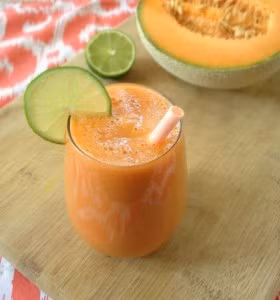 Dưa lưới là loại quả chứa nhiếu nước, vitamin B, vitamin C, kali và kẽm. Dưa lưới chứa rất ít calo và có thể dùng vào bữa ăn sáng. 