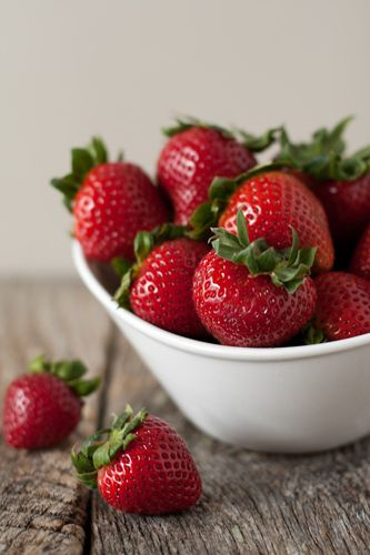 Quả dâu chứa nhiều vitamin C. Điều hay ở quả dâu là giải phóng ra một loại hormone có tác dụng giảm cân. Dâu còn có tác dụng giảm đường huyết và insulin sau bữa ăn.