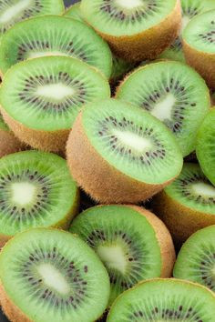 Lượng vitamin C trong quả kiwi còn nhiều hơn cả chanh và các loại hạt. Hơn nữa kiwi mềm và dễ tiêu hóa, chứa những chất xơ hòa tan có tác dụng tiêu hóa và giảm cholesterol. Kiwi cũng chứa ít calo, ít chất béo và nhiều dưỡng chất nên được coi là một loại siêu thực phẩm. Nên ăn kiwi thay bánh hoặc kem sau bữa ăn để giảm cân.