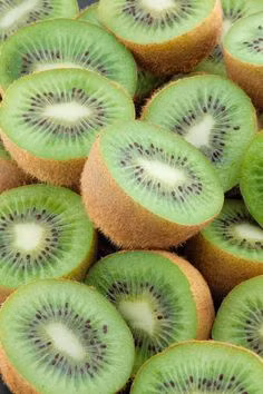 Lượng vitamin C trong quả kiwi còn nhiều hơn cả chanh và các loại hạt. Hơn nữa kiwi mềm và dễ tiêu hóa, chứa những chất xơ hòa tan có tác dụng tiêu hóa và giảm cholesterol. Kiwi cũng chứa ít calo, ít chất béo và nhiều dưỡng chất nên được coi là một loại siêu thực phẩm. Nên ăn kiwi thay bánh hoặc kem sau bữa ăn để giảm cân.