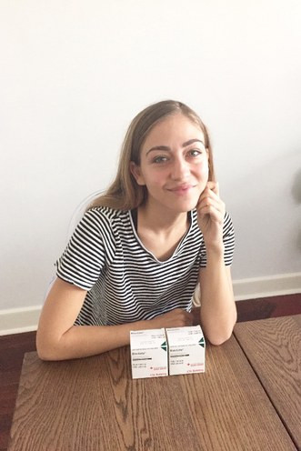 Câu chuyện khó tin này xảy ra tại Úc đối với một cô gái tên là Chloe Christos, người bắt đầu có kinh nguyệt vào năm 14 tuổi và chu kỳ này kéo dài liên tục tới tận năm 19 tuổi. Vì xấu hộ và lo sợ mình sẽ bị cô lập khi nói ra vấn đề này nên cô gái đã giữ im lặng. 