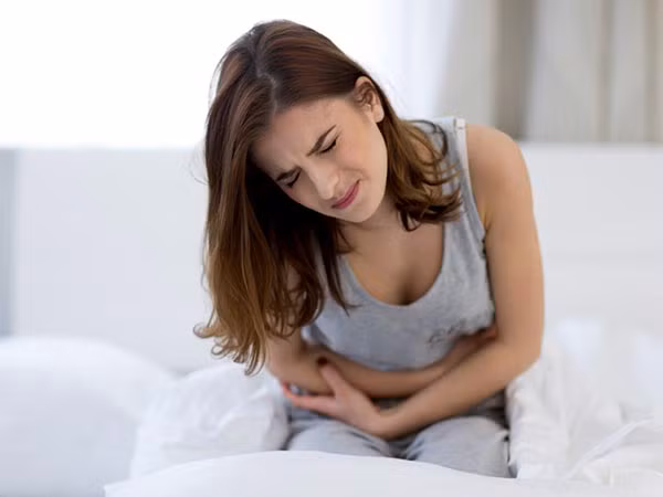 Táo bón: Khối u trong buồng trứng sẽ khiến việc đi tiêu khó khăn hơn vì tạo thêm áp lực lên ruột non và ruột kết.