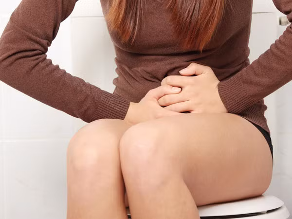 Đi tiểu khó khăn hoặc đi tiểu quá thường xuyên: Khi một u nang phát triển trong buồng trứng, việc đi tiểu sẽ khó khăn hơn và gây đau. Hơn nữa khối u còn gây áp lực lên bàng quang khiến phụ nữ phải đi tiểu nhiều lần.