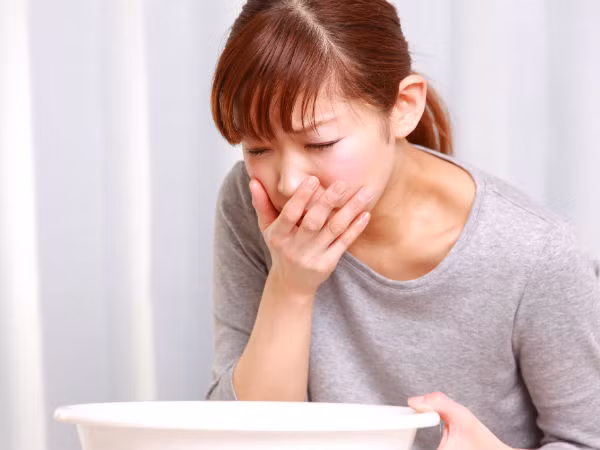 Chóng mặt và nôn mửa: Cách nhận biết khối u buồng trứng là cảm giác chóng mặt và hiện tượng nôn mửa. Hai dấu hiệu này cần hết sức được chú ý vì làm tăng nguy cơ viêm buồng trứng.