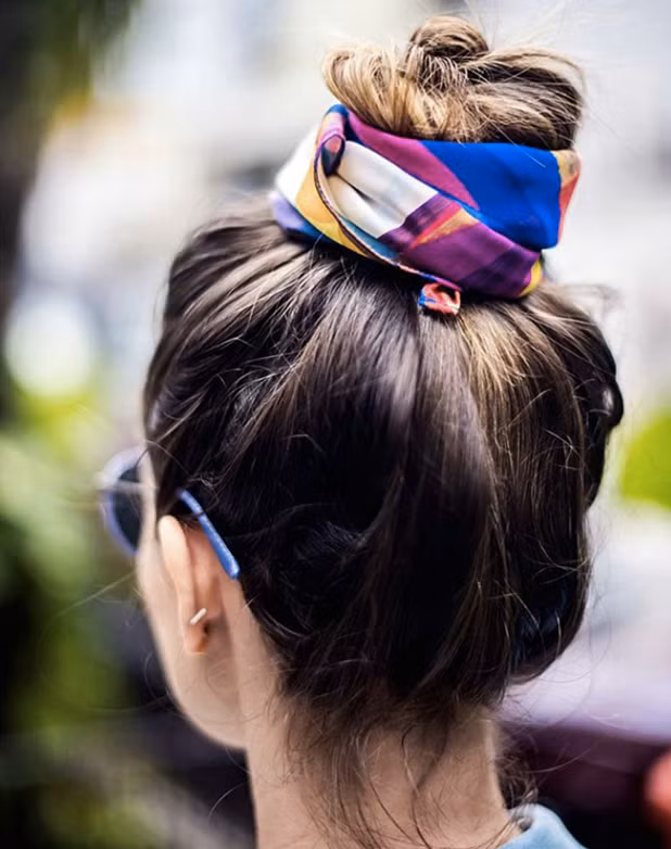 Bạn dùng dây chun búi tóc chắc chắn và buộc khăn trang trí bên ngoài