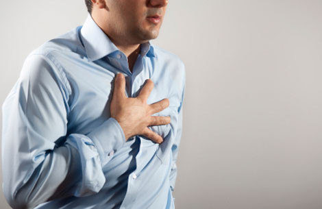 Nhồi máu cơ tim do bệnh động mạch vành xảy ra rất thường xuyên nên muốn phòng tránh nhồi máu cơ tim thì cũng cần phòng tránh bệnh động mạch vành. Những người có nguy cơ bị hẹp động mạch vành là người hút thuốc, huyết áp cao, cholesterol cao, béo phì, tiểu đường, ít vận động…