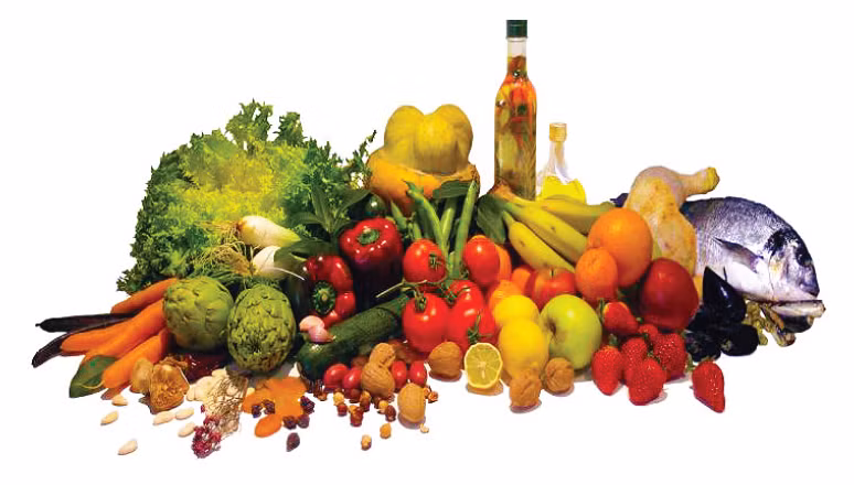 Chế độ ăn uống tốt cho tim mạch nghĩa là nên ăn các sản phẩm sữa không béo hoặc ít béo, ăn các loại cá giàu omega-3 như cá hồi, cá ngừ… khoảng 2 lần/tuần. Ăn thêm nhiều hoa quả như táo, chuối, cam, lê, dưa hấu…Tránh ăn các loại thịt đỏ, dầu cọ, dầu dừa, đồ ăn đồ uống có đường, chất béo no (có trong thức ăn từ động vật), trans-fat (có trong dầu thực vật đã được hydro hóa), giảm ăn muối.